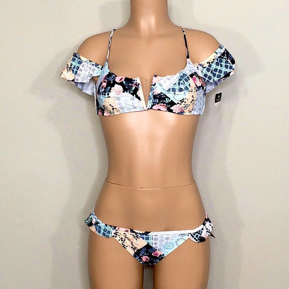 New. Floral patchwork ruffle bikini set. - Picture 2 of 9